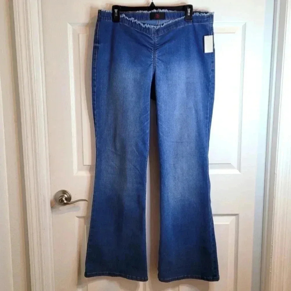 No Boundaries Juniors Ruched Flare Jeans.  Size 15 (New)
